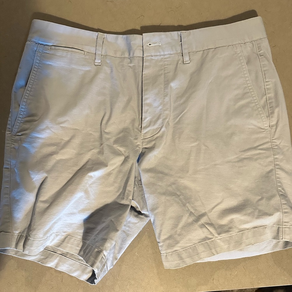 Bonobos Mens Shorts.Stretch Lightweight Chino Shorts
32"x 7 In" in light Khaki